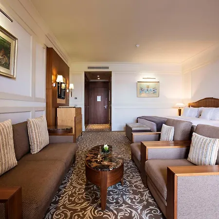 Kempinski Palace Hotel 5*