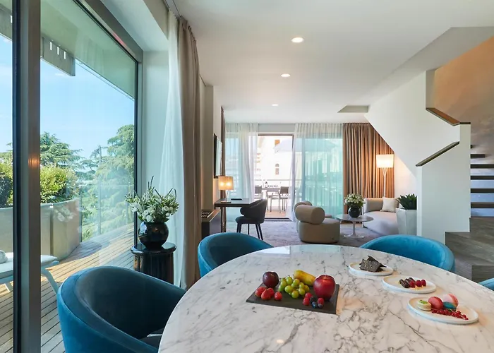 Отель Palace 5*